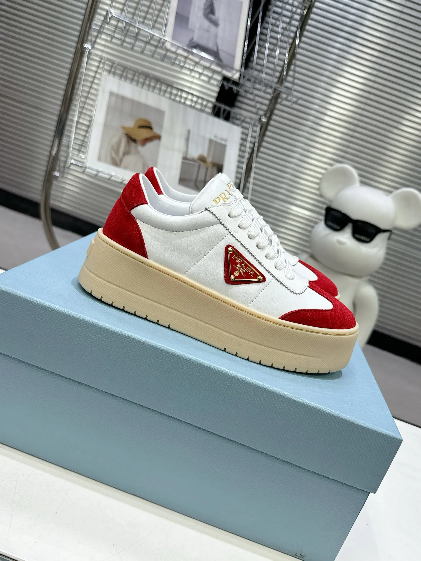 👟👟Ex-factory price 600👟👟 Prada Latest Downtown Bold series Thick-soled Platform Shoes Triangle Logo Casual Sports Shoes White Shoes Original purchase, development and production Downtown Bold sneakers are inspired by the basketball shoes of the 1980s, with sporty design and exquisite details. Crafted from perforated leather, the statement platform sole provides a unique, modern style. The Prada logo is interpreted from different angles, decorated with the iconic enameled triangular metal logo, highlighting the unique classic style. Exquisite packaging at the delivery counter🛍📦 ▪️Fabric: Original custom imported first-layer cowhide ▪️Inner lining: Original imported sheepskin ▪️Outsole: Original open-molded ultra-light foam material ▪️Sole thickness: 4.5CM ▪️Size: Women's 35-40